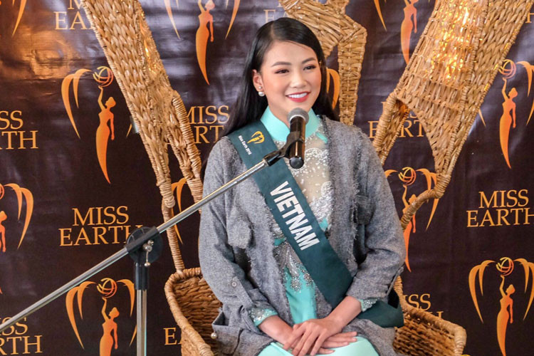 Ở phần thi phỏng vấn, Phương Khánh nhận được câu hỏi khó: “Làm sao cô có thể bảo vệ dòng sông Mekong khi dòng sông chảy qua nhiều nước?”. Phương Khánh tự tin trả lời rằng Hoa hậu Trái đất là cơ hội cô gặp gỡ đại diện của các quốc gia khác có chung dòng sông để tìm tiếng nói chung bảo vệ dòng sông.