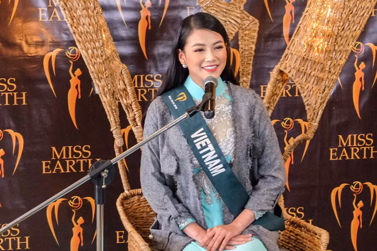 Ở phần thi phỏng vấn, Phương Khánh nhận được câu hỏi khó: “Làm sao cô có thể bảo vệ dòng sông Mekong khi dòng sông chảy qua nhiều nước?”. Phương Khánh tự tin trả lời rằng Hoa hậu Trái đất là cơ hội cô gặp gỡ đại diện của các quốc gia khác có chung dòng sông để tìm tiếng nói chung bảo vệ dòng sông.