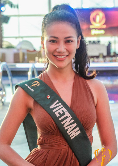 Phương Khánh từng tham gia cuộc thi cuộc thi Hoa hậu Biển Việt Nam Toàn cầu 2018 và giành danh hiệu á hậu 2 tại cuộc thi này.