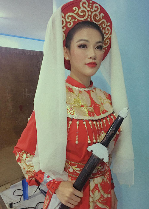 Hình ảnh Phương Khánh ở phần thi tài năng. Đến với cuộc thi, cô hát ca khúc "Tiếng trống Mê Linh" để thi tài.