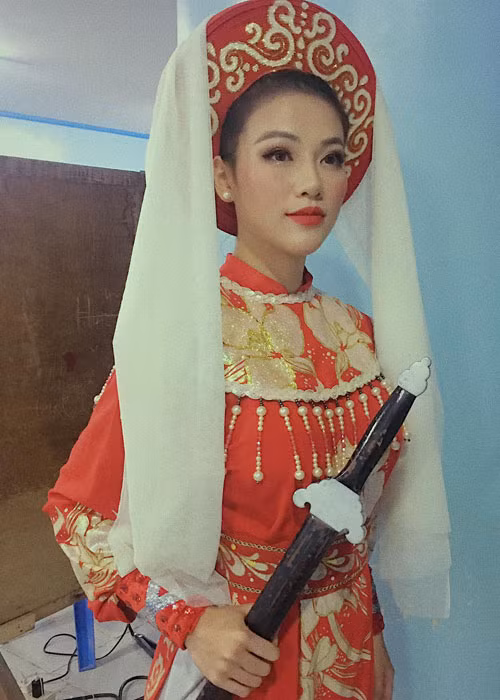 Hình ảnh Phương Khánh ở phần thi tài năng. Đến với cuộc thi, cô hát ca khúc "Tiếng trống Mê Linh" để thi tài.