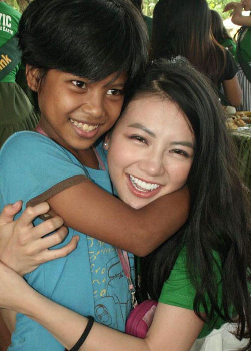 Người đẹp đến từ Bến Tre thân thiện với các thí sinh, người dân địa phương.