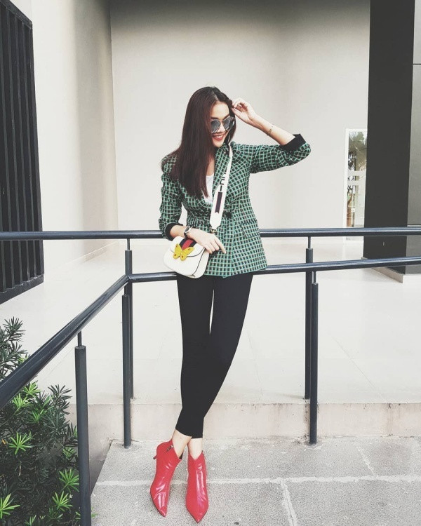 Theo đuổi phong cách menswear cá tính, mạnh mẽ, Thanh Hằng cực kì ưu ái những items cơ bản như sơ mi, áo phông hay blazer. Trong một lần, cô đã diện blazer xanh kẻ ô kết hợp cùng quần skinny và đôi boots đỏ nổi bật. Set đồ đơn giản nhưng vẫn khiến siêu mẫu nổi bật và thời thượng. Và mẫu blazer ấn tượng này thực chất là một thiết kế của Zara, có giá khá bình dân ( khoảng 2,5 triệu đồng).