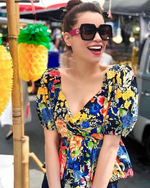 Ngoài ra, cô cũng sở hữu một kiểu áo blouse cổ vuông in họa tiết hoa của Zara có giá gần 900 nghìn đồng.