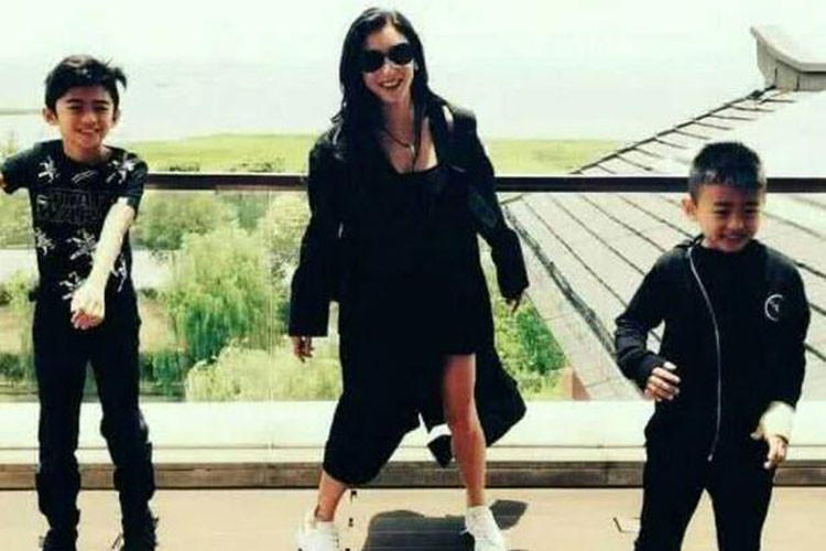 Sau khi ly hôn, Trương Bá Chi một mình nuôi hai con trai chung với Tạ Đình Phong. Ảnh: 163