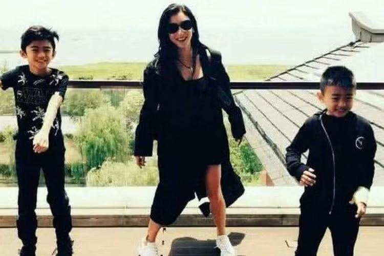 Sau khi ly hôn, Trương Bá Chi một mình nuôi hai con trai chung với Tạ Đình Phong. Ảnh: 163