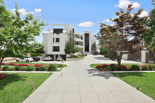 Ngoài ra, nó còn có 40 lều cá nhân phục vụ cho những bữa tiệc xa hoa và khu vườn rộng 2.787m2.