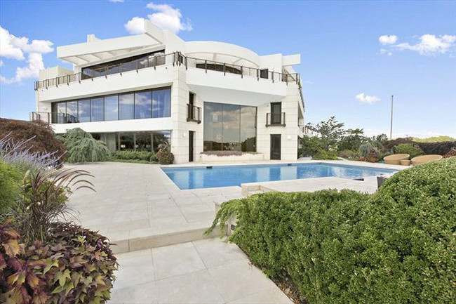 Đến thời điểm hiện tại, mặc dù tổng giá trị ước tính của biệt thự chỉ khoảng 12,5 triệu USD (~ 291 tỷ đồng) nhưng nó vẫn chưa tìm được chủ mới.