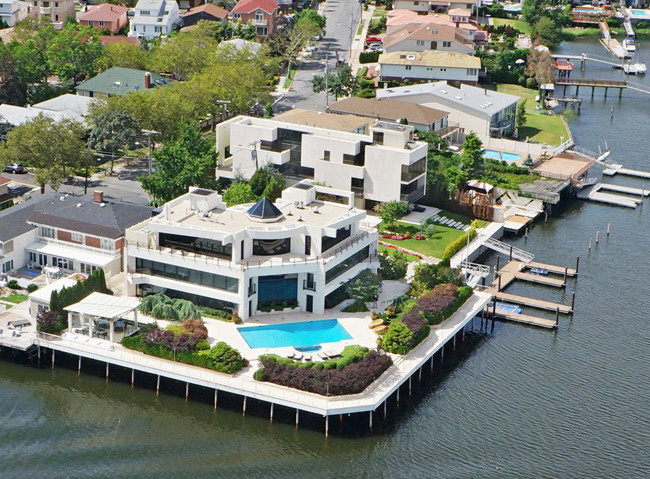 Năm 2013, nó từng được rao bán với mức giá kỷ lục 30 triệu USD (~ 700 tỷ đồng), trở thành biệt thự đắt nhất khu vực Brooklyn, New York.