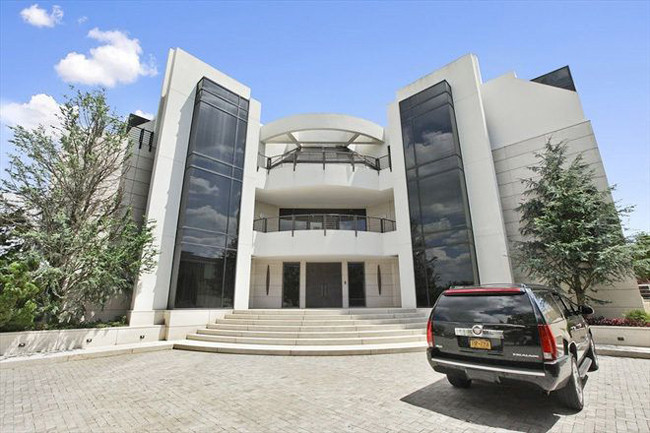 Chính vì thế mà chỉ 1 năm sau đó, giá bán của căn biệt thự đã rớt thảm hại, giảm xuống chỉ còn 17 triệu USD (~ 396 tỷ đồng).