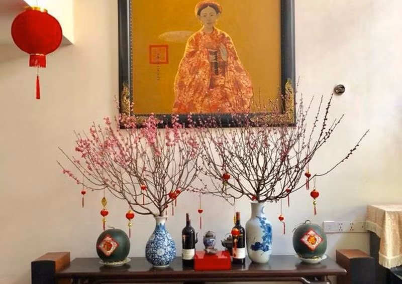 Không gian phòng khách được nam ca sĩ bố trí nội thất khá đơn giản nhưng vô cùng ấn tượng từ màu sắc đến kiểu dáng.