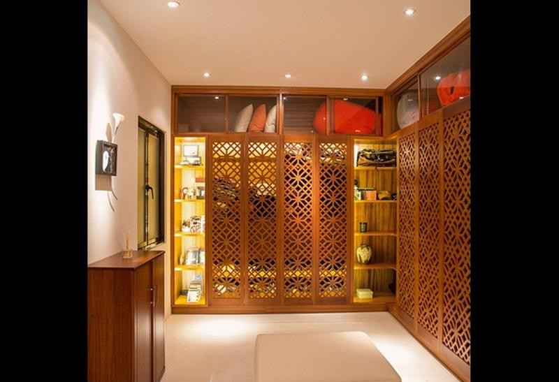 Nhìn chung anh chú trọng vào tiểu tiết trang trí, màu sắc tươi mới nhưng có phần hoài niệm, ấm cúng.