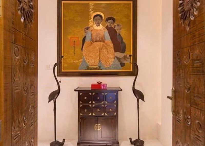 Cánh cửa chạm trổ tinh tế cùng bức tranh Hoàng hậu Nam Phương được anh rất quý.