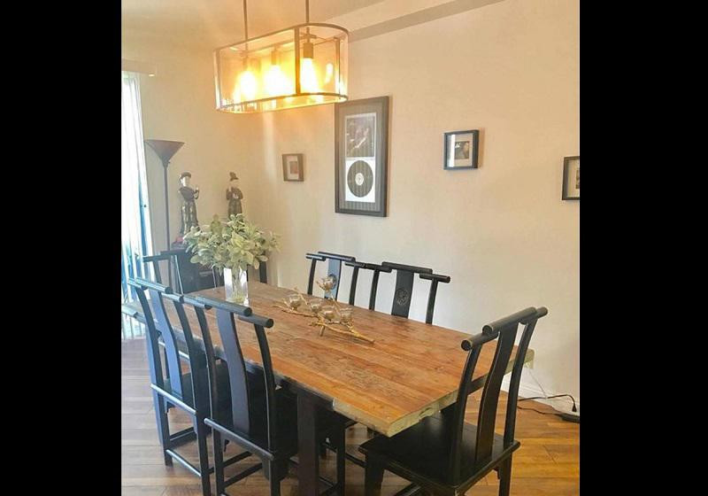 Góc phòng ăn giản dị với bộ bàn ghế kiểu dáng đơn giản. Điểm nhấn trên tường với tranh treo, tượng sứ cùng đèn thả trần tạo nên không khí ấm áp, thân thiện cho không gian.