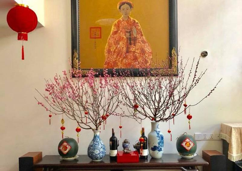 Không gian phòng khách được nam ca sĩ bố trí nội thất khá đơn giản nhưng vô cùng ấn tượng từ màu sắc đến kiểu dáng.