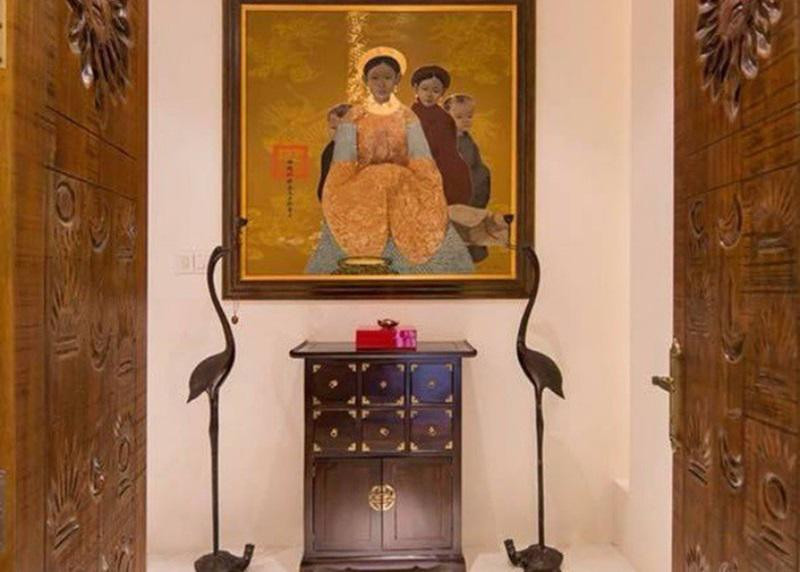 Cánh cửa chạm trổ tinh tế cùng bức tranh Hoàng hậu Nam Phương được anh rất quý.