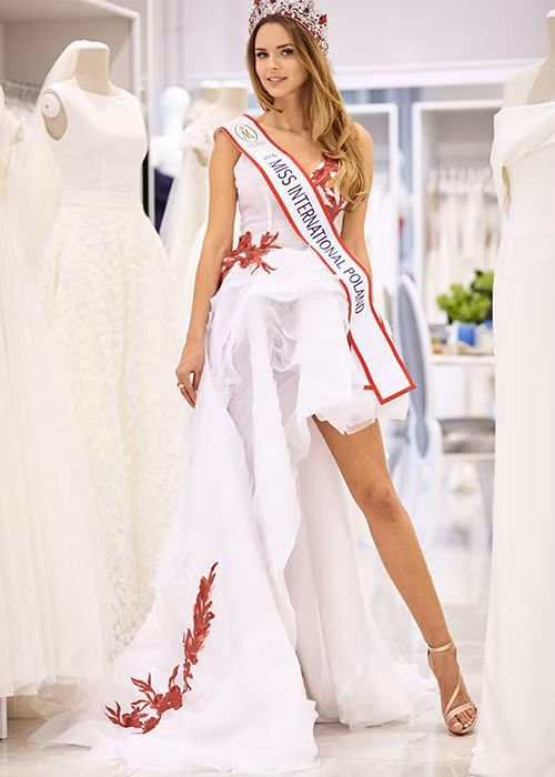 Magdalena Bienkowska sinh năm 1993, từng đăng quang Hoa hậu Ba Lan 2015.