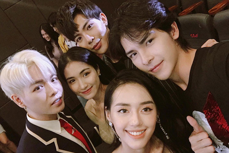 Hot boy sinh năm 1993 khá thân thiết với các ca sĩ trẻ Đức Phúc, Erik, Hòa Minzy.