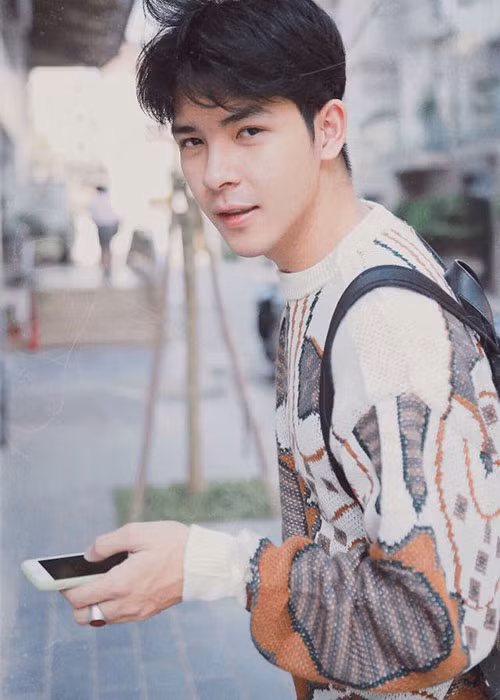 Anh từng chia sẻ muốn theo đuổi công việc làm người mẫu và xa hơn là diễn viên.