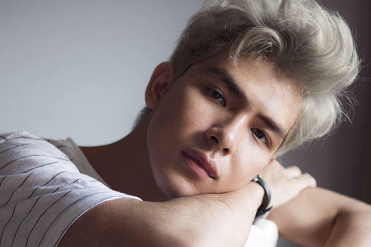 Denis sở hữu chiều cao lý tưởng, gương mặt điển trai.