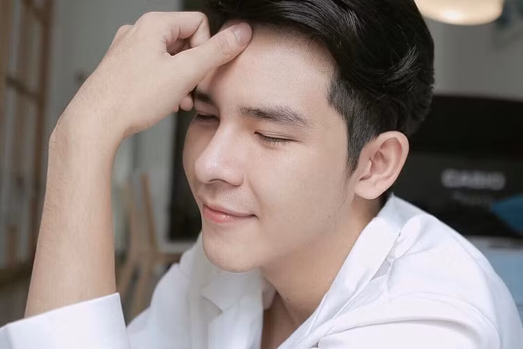 Giám đốc sáng tạo MV của Chi Pu sinh năm 1993, tốt nghiệp ngành Tài chính Ngân hàng loại xuất sắc tại Đại học Ngoại thương Hà Nội.