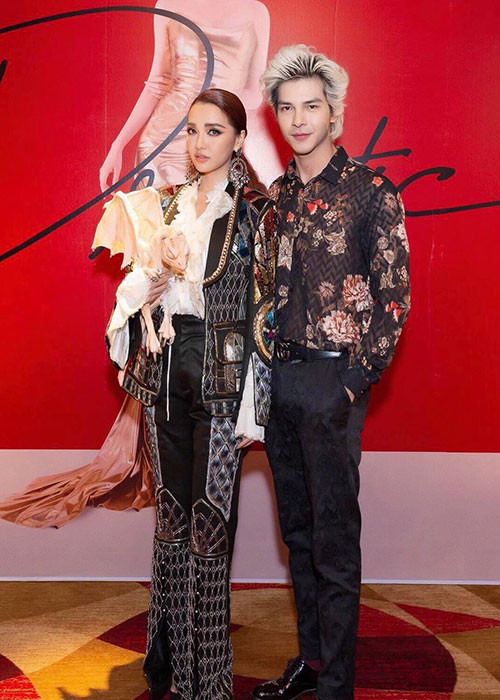 Anh từng đoạt giải nhất Giọng hát hay Sinh viên 2011, Gương mặt trẻ Tài năng sinh viên 2012, Top 5 nhiếp ảnh trẻ triển vọng 2013.