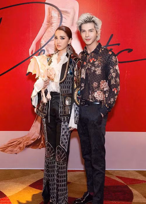 Anh từng đoạt giải nhất Giọng hát hay Sinh viên 2011, Gương mặt trẻ Tài năng sinh viên 2012, Top 5 nhiếp ảnh trẻ triển vọng 2013.