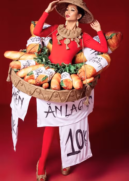 H’hen Nie sai lam khi mang quoc phuc “Banh Mi” den Miss Universe?