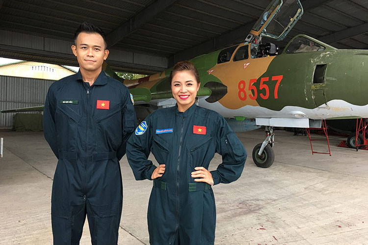 Hoàng Linh hiện dẫn chương trình "Chúng tôi là chiến sĩ" cùng Đức Bảo.