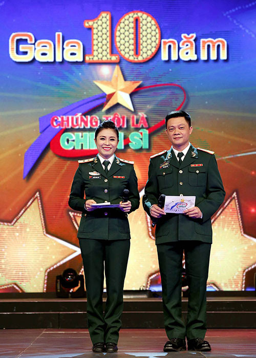 Từng qua một lần đó, Hoàng Linh hiện gắn bó với quay phim Trần Mạnh Hùng. Gần đây, rộ nghi vấn hai người chia tay. Về phía Mạnh Hùng, anh lên tiếng phủ nhận. Ông xã của Hoàng Linh chia sẻ vì không đồng ý cho anh đi công tác nước ngoài nên Hoàng Linh tức giận hủy kết bạn Facebook, rao bán chiếc xe anh tặng.