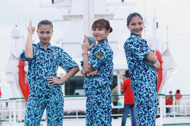 Sở hữu nhan sắc xinh đẹp, nữ MC của "Chúng tôi là chiến sĩ" gây ấn tượng khi khoác lên mình những bộ quân phục.