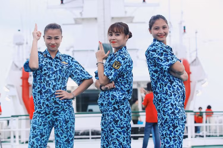 Sở hữu nhan sắc xinh đẹp, nữ MC của "Chúng tôi là chiến sĩ" gây ấn tượng khi khoác lên mình những bộ quân phục.