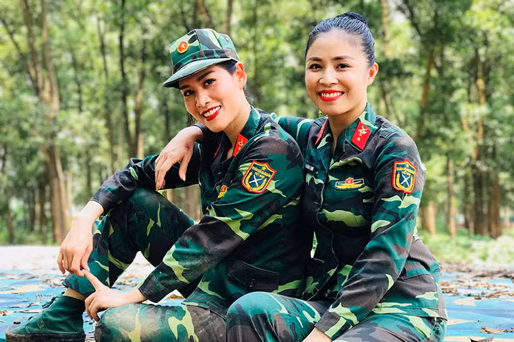 Hình ảnh MC Hoàng Linh đọ sắc cùng diễn viên Hà Hương trong chương trình "Chúng tôi là chiến sĩ".