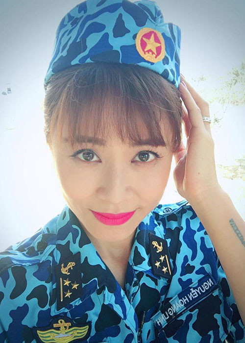 Trong trang phục áo lính, Hoàng Linh luôn rạng ngời.