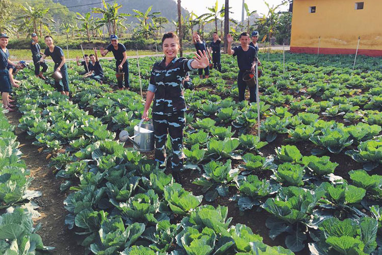 Làm MC chương trình về người lính Việt, Hoàng Linh luôn xuất hiện với vẻ ngoài tràn đầy năng lượng.