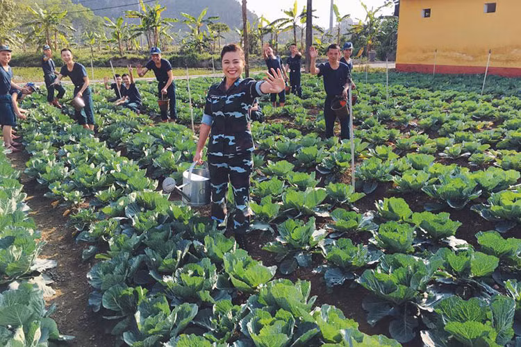 Làm MC chương trình về người lính Việt, Hoàng Linh luôn xuất hiện với vẻ ngoài tràn đầy năng lượng.