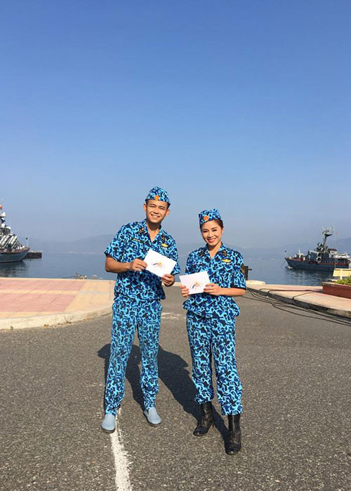 Hoàng Linh từng bày tỏ cô cảm thấy tự hào mỗi khi khoác lên mình những bộ quân phục của Quân đội nhân dân Việt Nam.