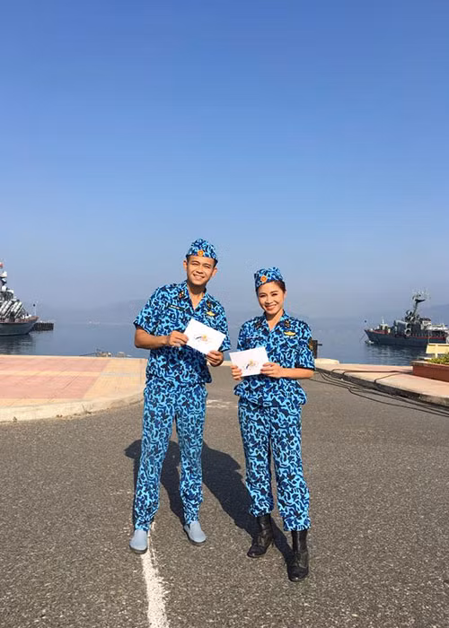 Hoàng Linh từng bày tỏ cô cảm thấy tự hào mỗi khi khoác lên mình những bộ quân phục của Quân đội nhân dân Việt Nam.