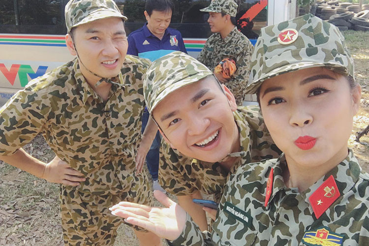 Hoàng Linh thường xuyên ghi lại hình ảnh của mình trên trường quay "Chúng tôi là chiến sĩ".