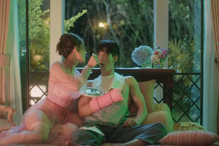 Ngoai om heo ban nude, Chi Pu con tao bao the nao trong MV?