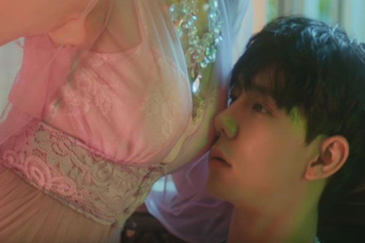 Ở phần mở đầu MV mới, Chi Pu đã có phân cảnh táo bạo áp ngực vào mặt bạn diễn.