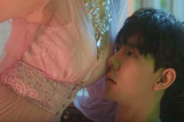 Ở phần mở đầu MV mới, Chi Pu đã có phân cảnh táo bạo áp ngực vào mặt bạn diễn.