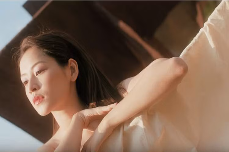 Từ khi lấn sân ca hát, Chi Pu bị chê tơi tả về giọng hát còn yếu, mỏng. Tuy nhiên mặc những ý kiến trái chiều, hot girl Hà thành liên tục tung MV.