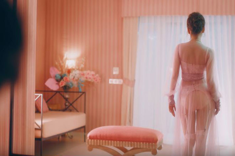 Hot girl gốc Hà thành còn có những hành động khiêu khích khác trong MV mới.