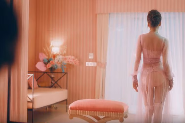 Hot girl gốc Hà thành còn có những hành động khiêu khích khác trong MV mới.