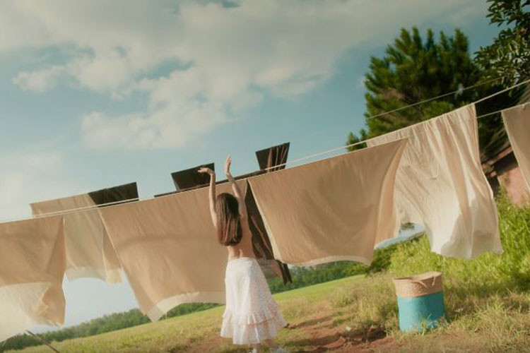 Nữ diễn viên còn cởi áo, khoe vòng một gợi cảm cùng lưng trần nuột nà bên giàn phơi quần áo.