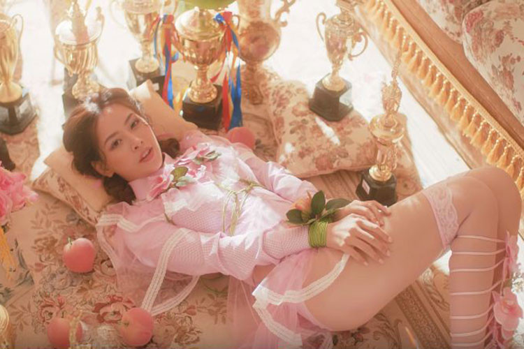 Những cảnh quay trong các MV của Chi Pu cũng gây ồn ào bởi mức độ ngày càng táo bạo.