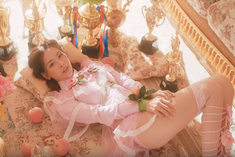 Những cảnh quay trong các MV của Chi Pu cũng gây ồn ào bởi mức độ ngày càng táo bạo.