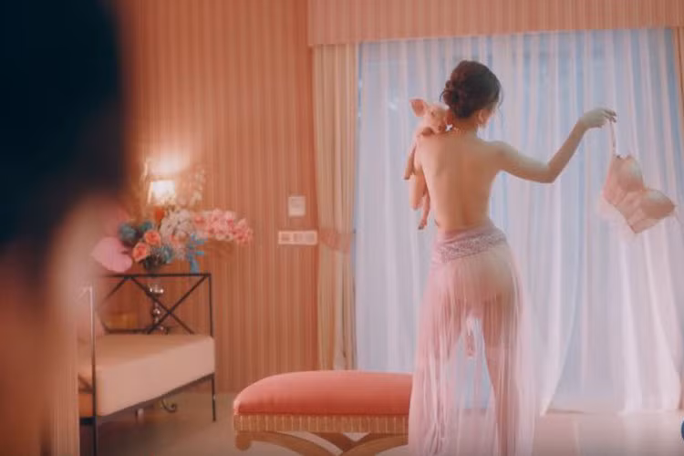 Hình ảnh Chi Pu ôm heo bán nude khiến nhiều cư dân mạng sốc.