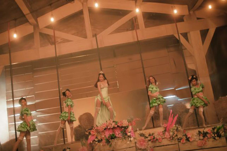 Chi Pu còn trổ tài múa cột.